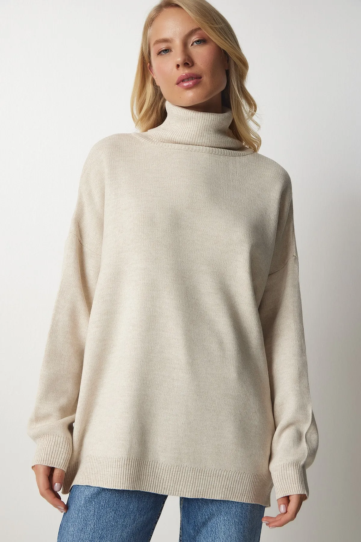 Happiness İstanbul  Beiges Rollkragen-Sweatshirt aus Strick in Übergröße für Damen BV00084