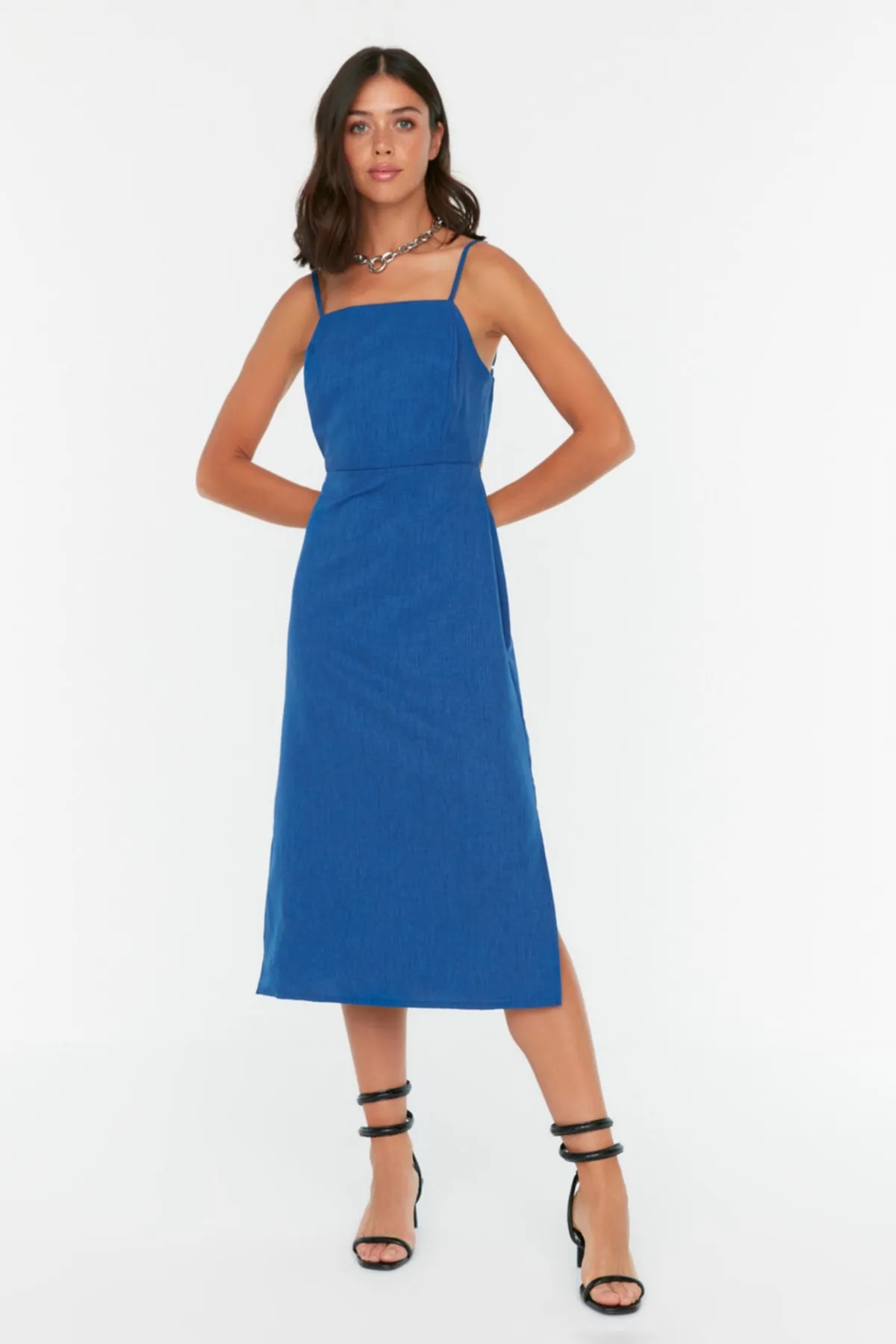 Trendyol Collection  Rückenfreies, gewebtes Trägerkleid in Indigo TWOSS22EL2591