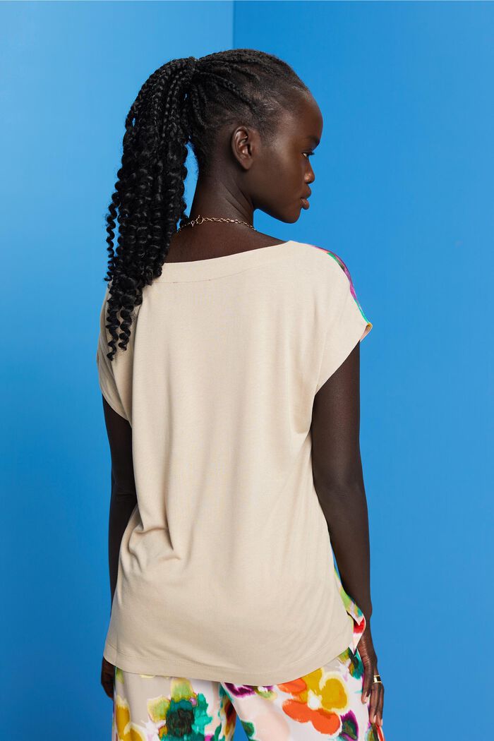 T-Shirt mit Panels aus Jersey und Satin