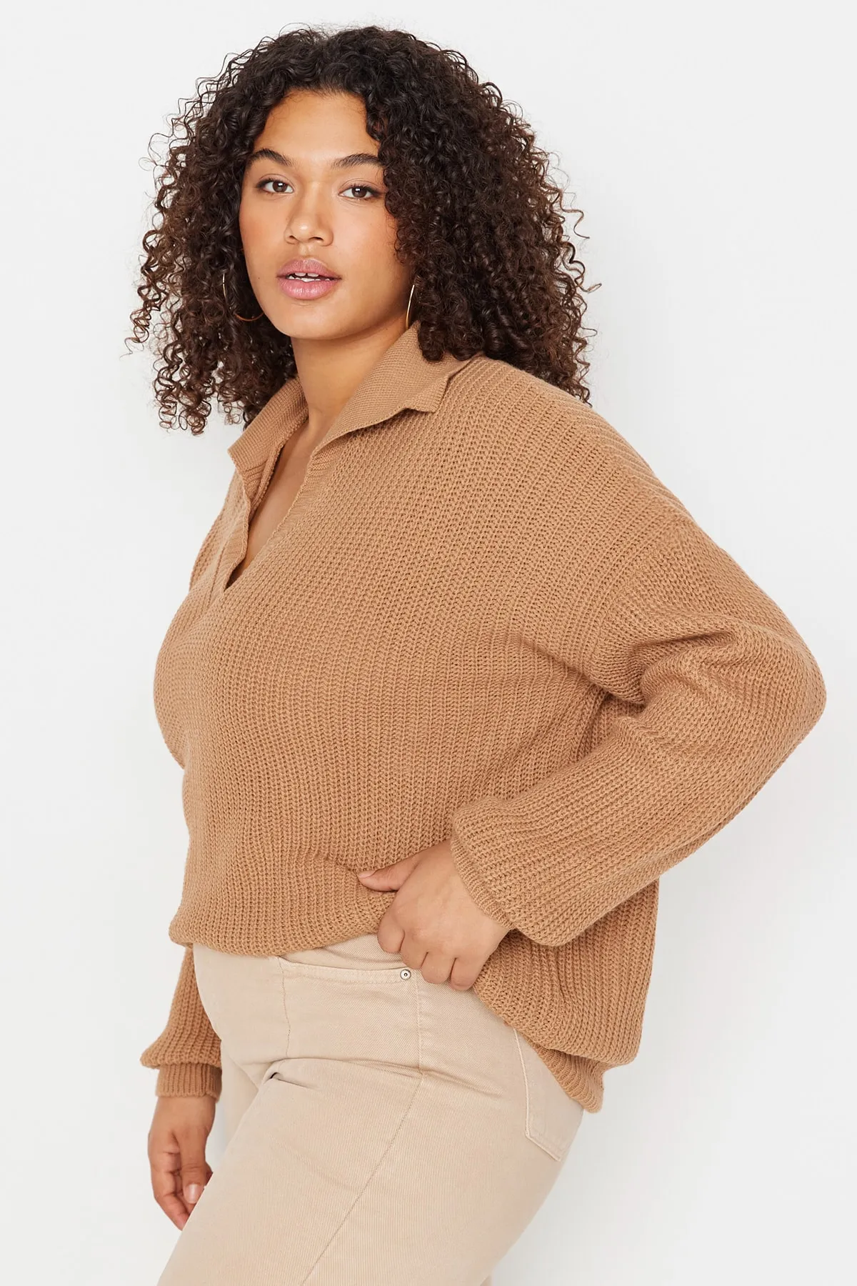 Trendyol Curve  Kamelfarbener Strickpullover mit Hemdkragen