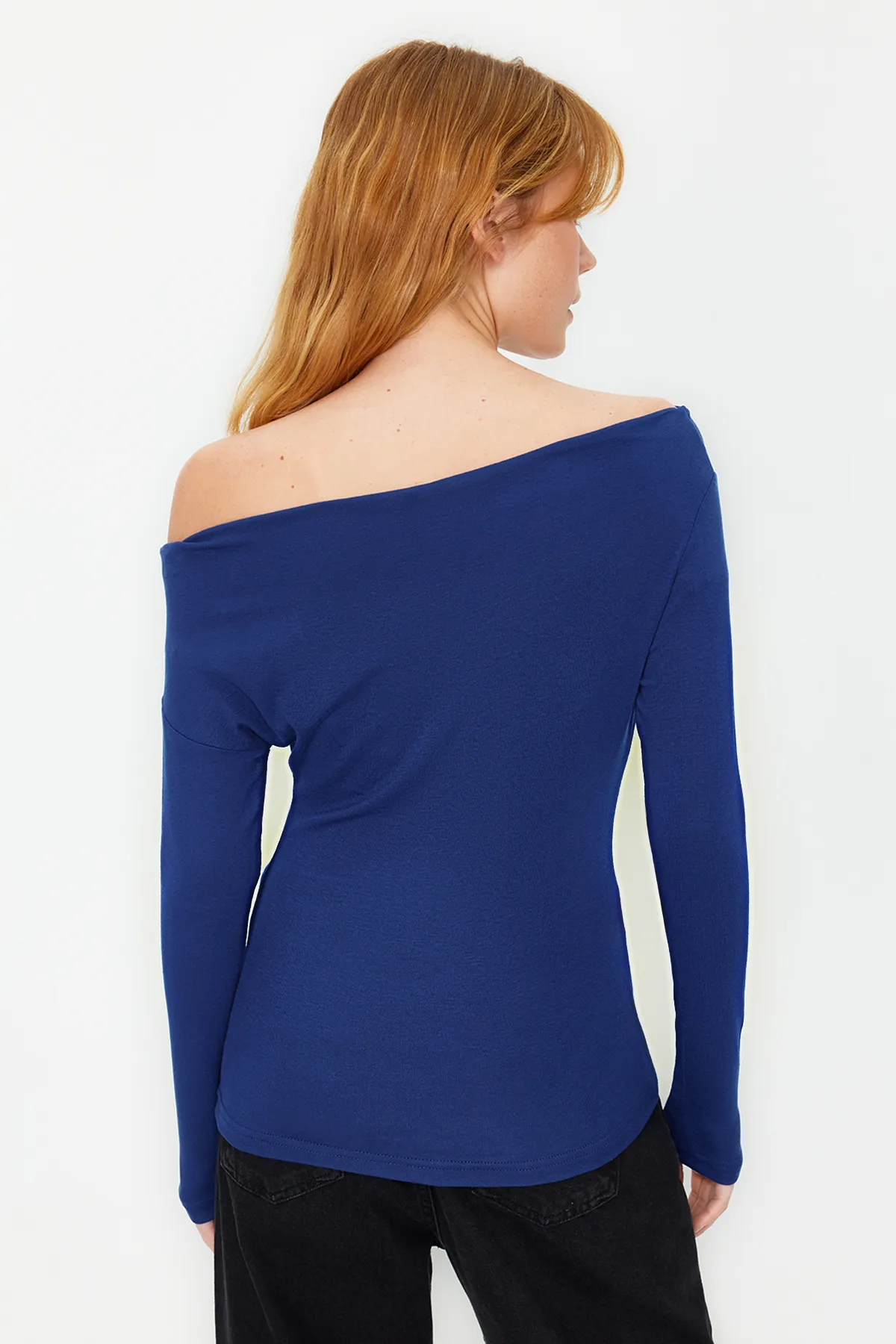 Trendyol Collection  Hellblaue, hochwertige, weiche Strickbluse mit U-Boot-Ausschnitt und taillierter Passform TWOAW24BZ00227