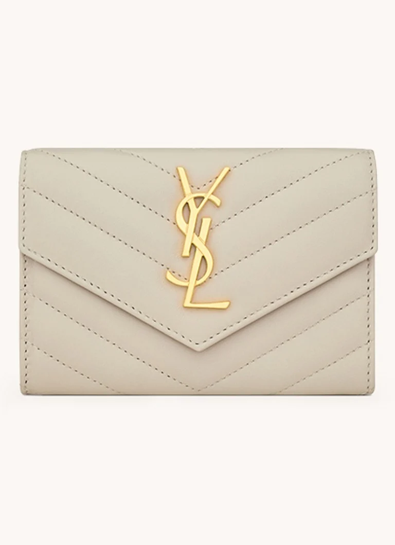 Portofel mic matlasat, tip clutch, de la Saint Laurent Cassandre, confecționat din piele de miel matlasată.