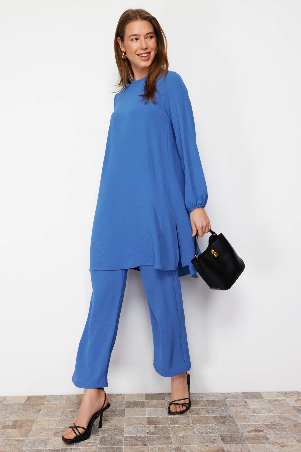 Trendyol Modest  Indigoblaues Aerobin-Set aus Tunika und Hose mit elastischen Ärmeln und weitem Bein, gewebt TCTSS22US0023