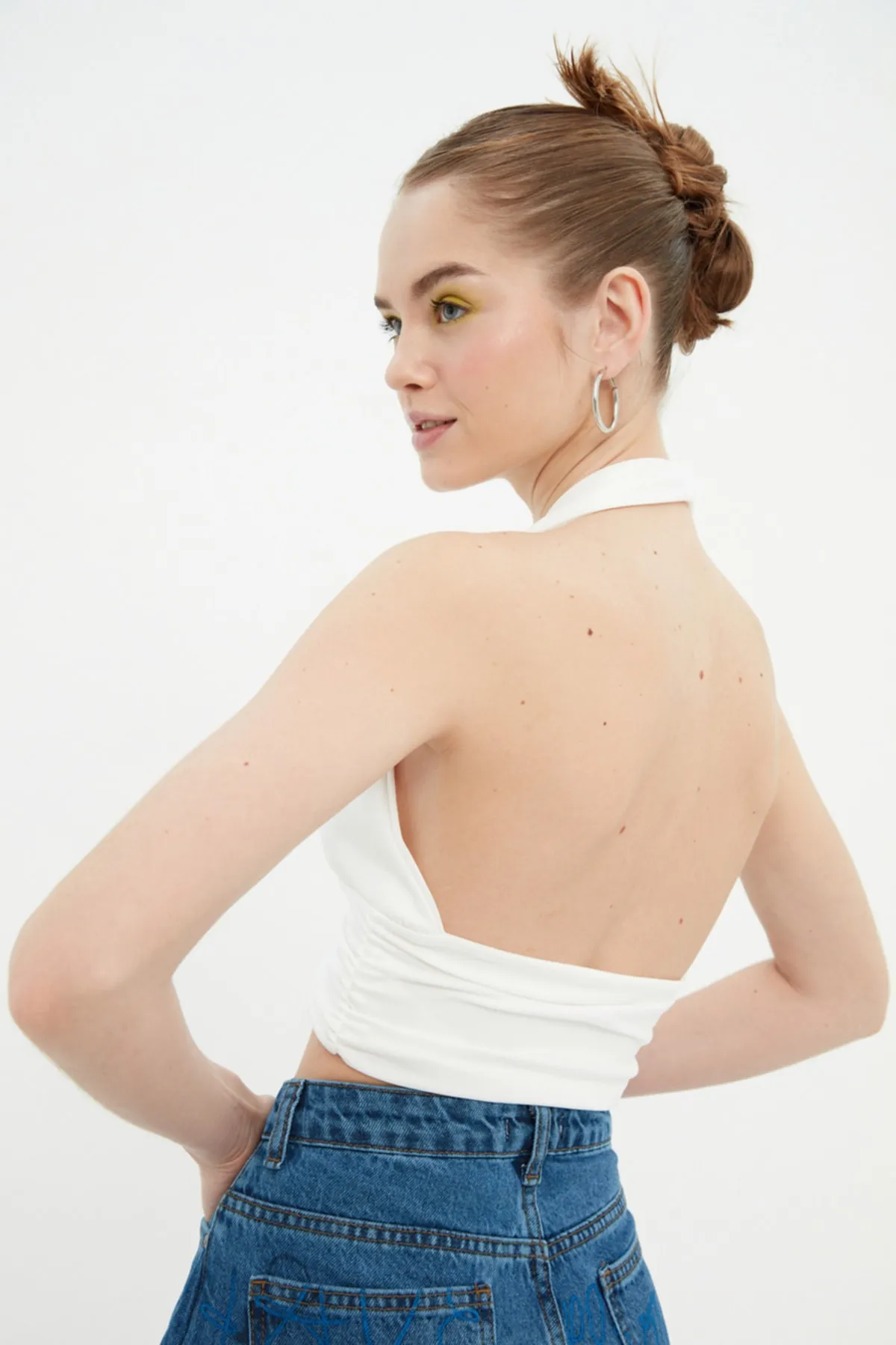 Trendyol Collection  Ecrufarbene, taillierte, kurz geschnittene Strickbluse mit Neckholder TWOSS22BZ0544