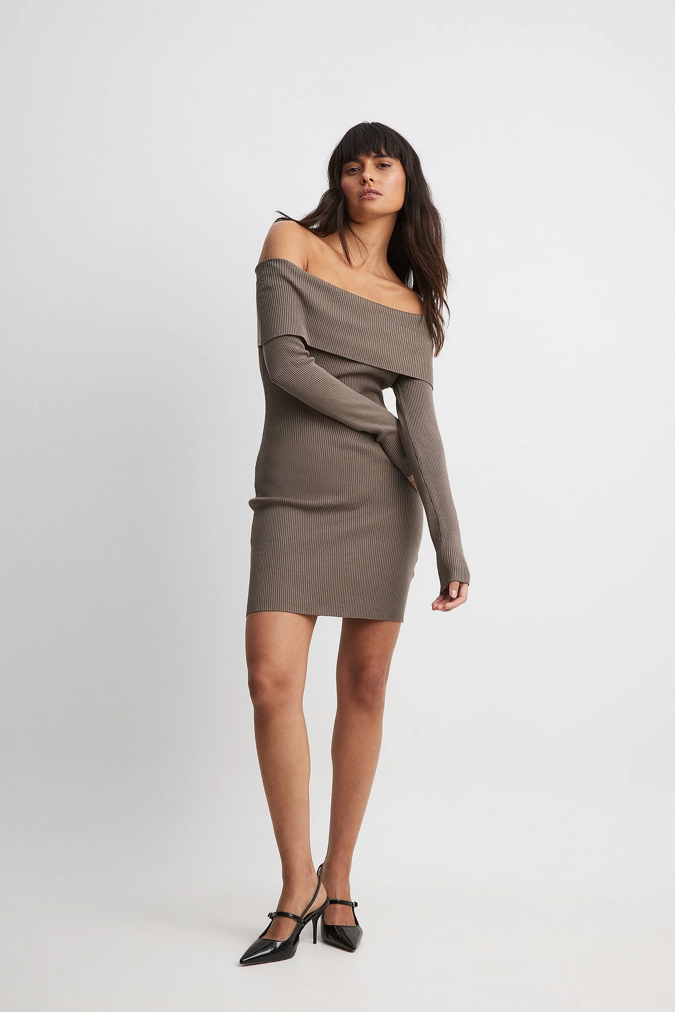 Schulterfreies Strick-Minikleid mit Falteneffekt