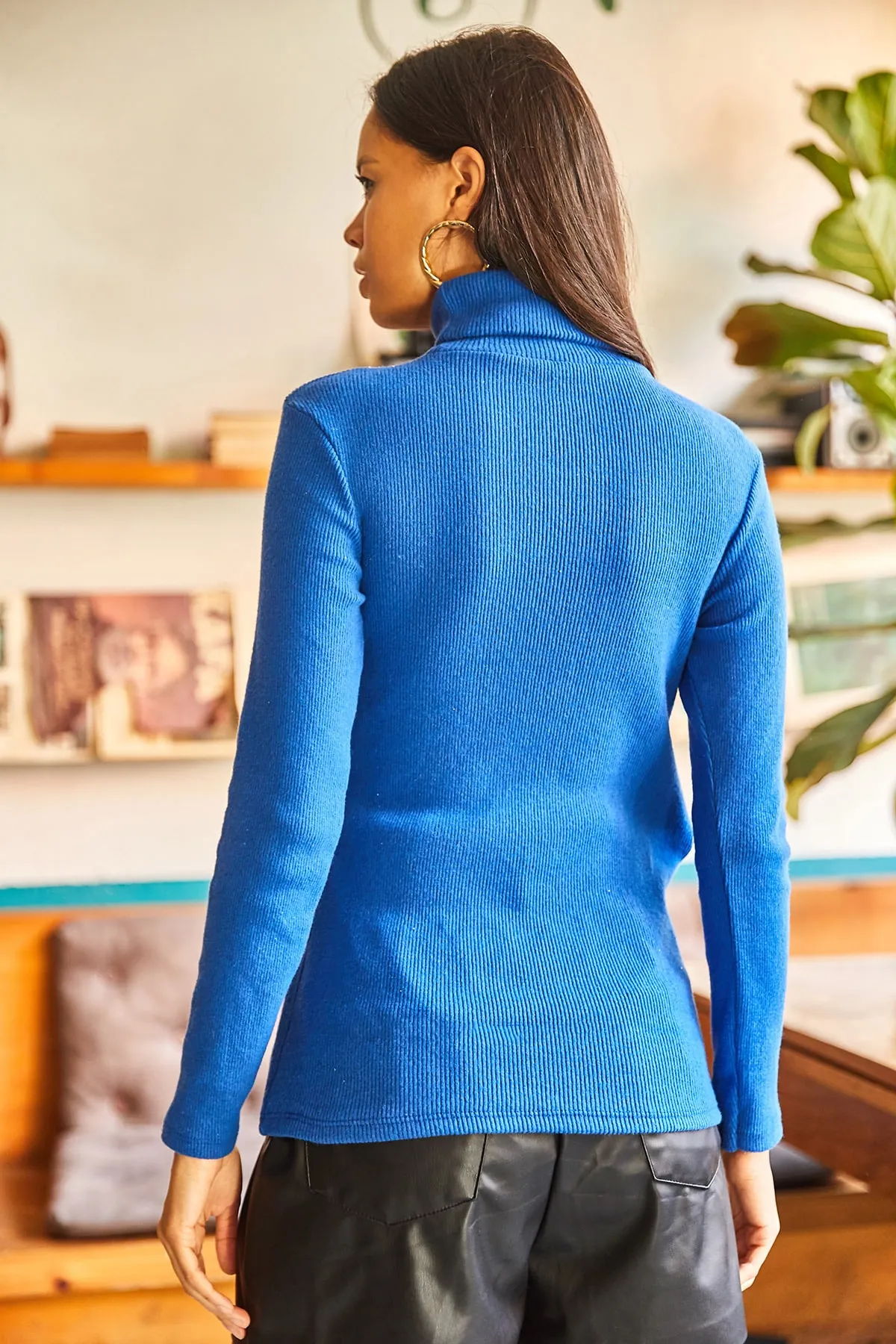 Olalook  Blauer Rollkragenpullover mit Kapuze und Knopfleiste an der Schulter für Damen von Saks KZK-19000495