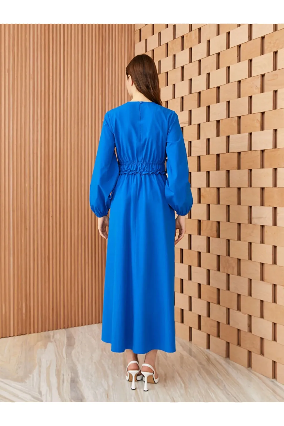 LC Waikiki  Lcw Modest Damenkleid aus Popeline mit geradem Rundhalsausschnitt und langen Ärmeln