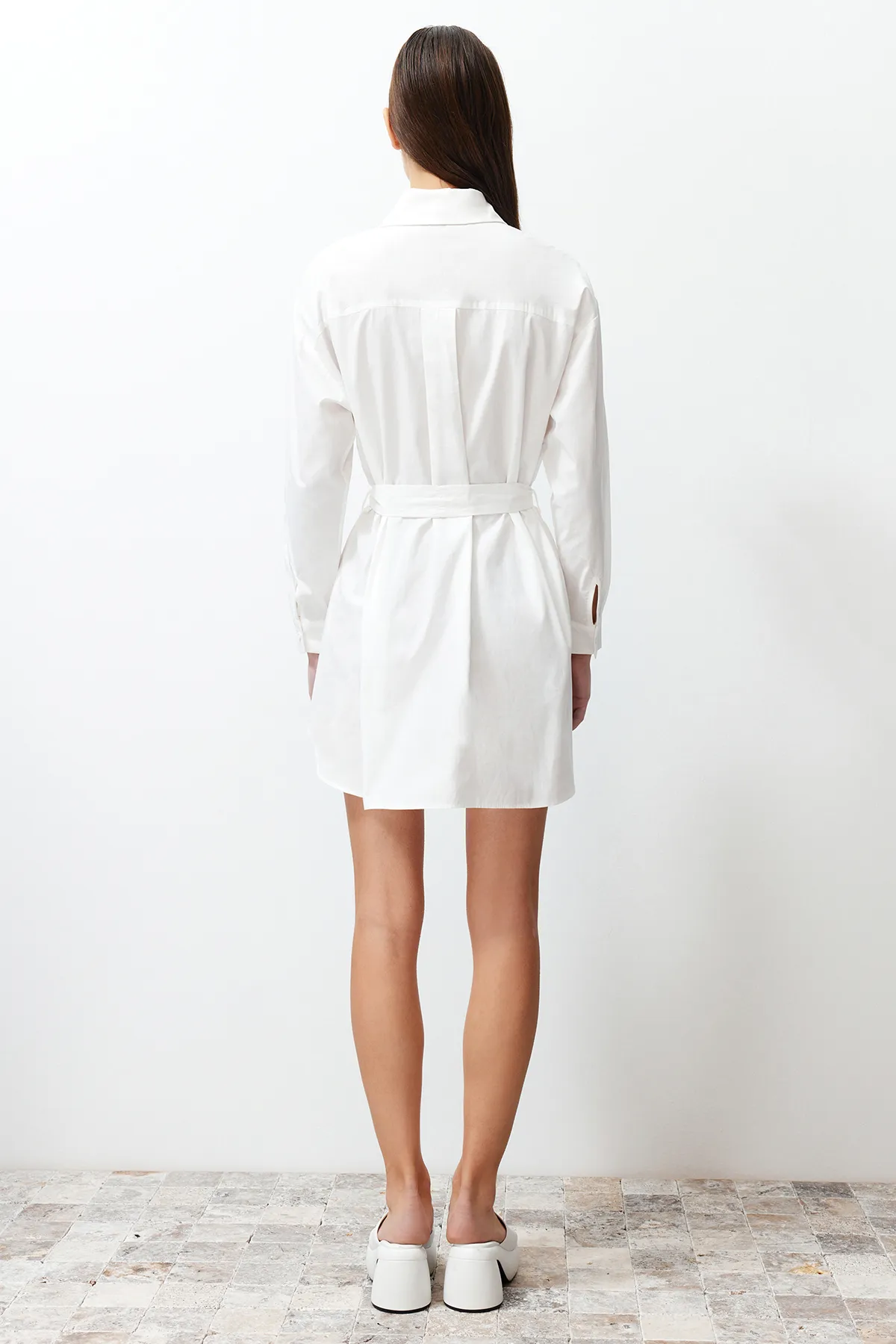 Trendyol Collection  Weißes, gewebtes Mini-Hemdkleid aus 100 % Baumwolle mit Gürtel TWOSS24EL00339