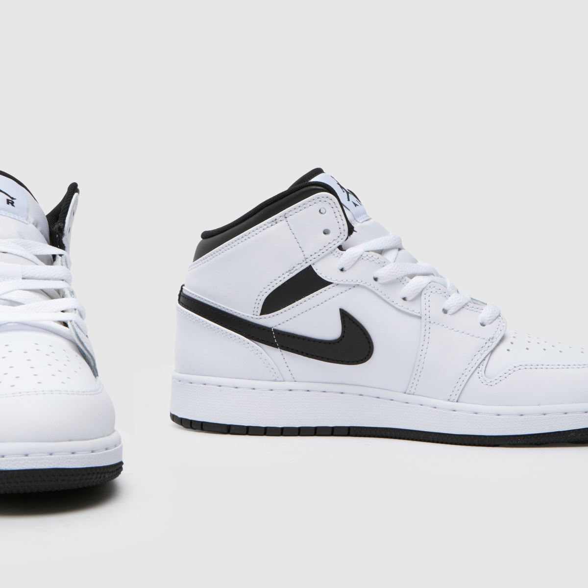 Nike Jordan vita och svarta Air Jordan 1 Mid ungdomsskor