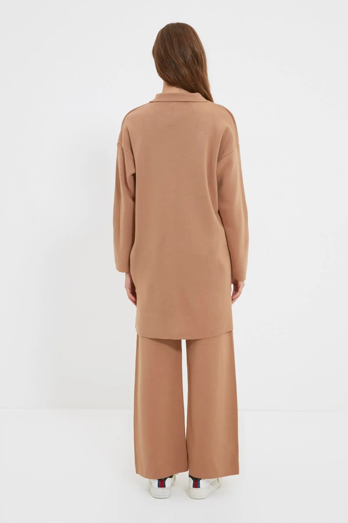 Trendyol Modest  Kamelfarbener Strickanzug mit Polokragen und Tunika-Hose TCTAW22US0076