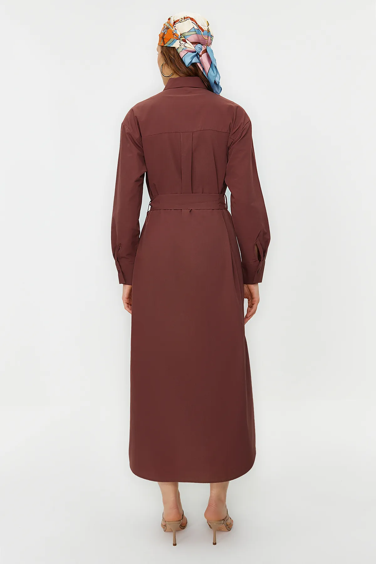 Trendyol Modest  Braunes Hemdkleid aus gewebter Baumwolle mit Gürtel und Bündchen TCTSS23EB00072