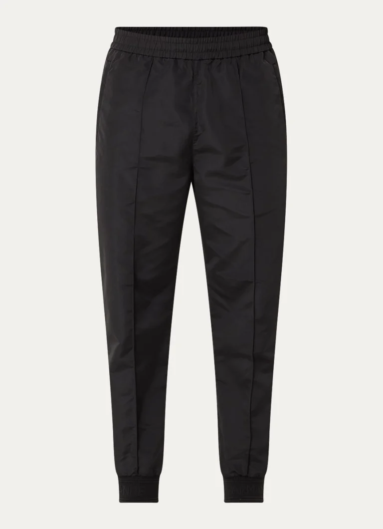 Pantaloni scurți Petite de la Armani Exchange cu cizme din piele.