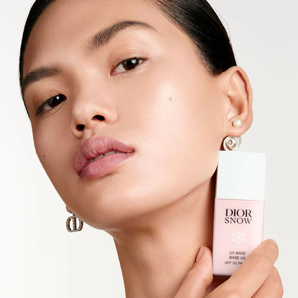 Prieš spuogus ir švytėjimą suteikiantis „Dior Snow UV Base“ – apsauginės priemonės, švytėjimą suteikiantis makiažo pagrindas, itin stiprią apsaugą suteikiantis veido kremas nuo saulės.