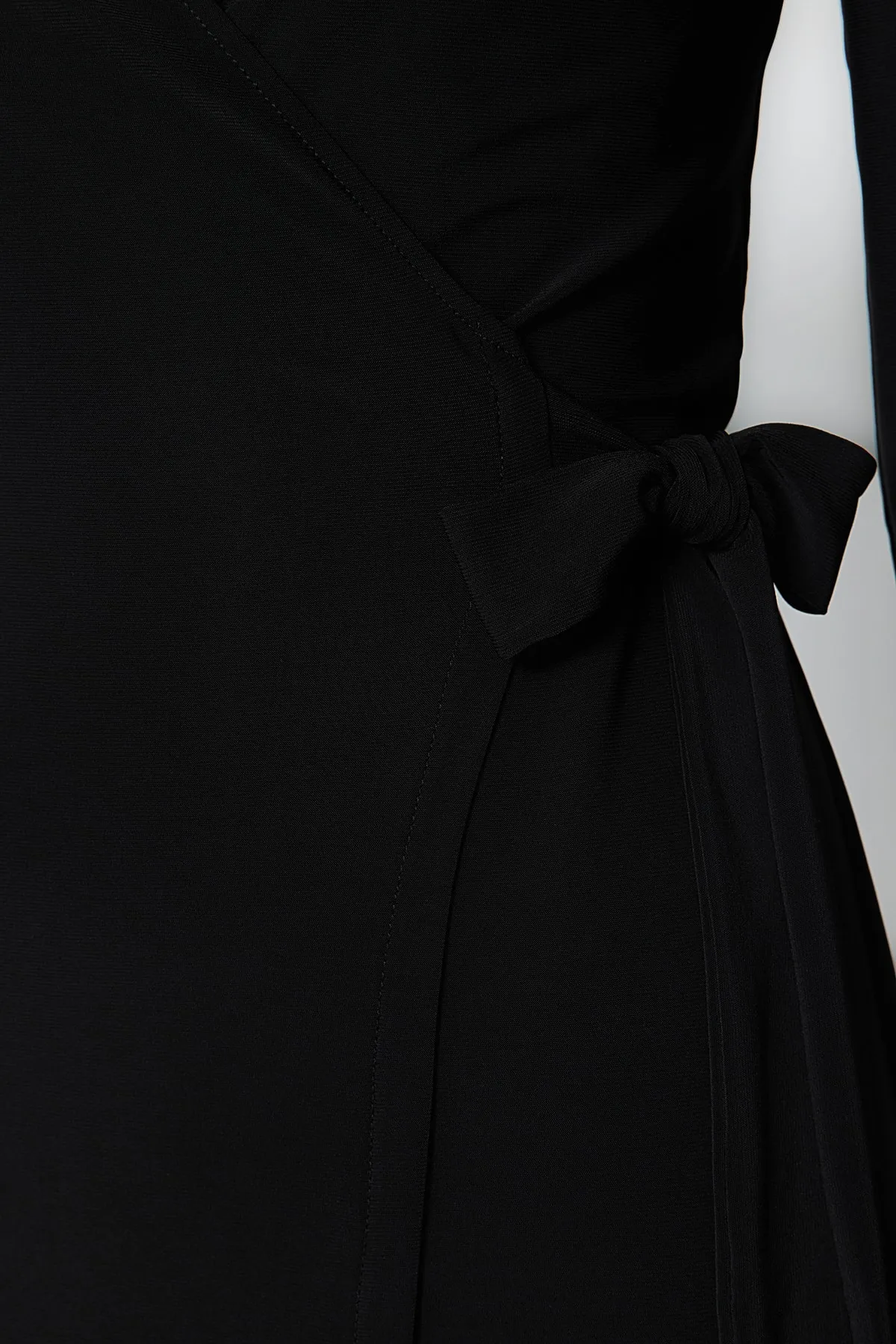 Trendyol Collection  Schwarzes, zweireihiges, figurbetontes Midi-Strickkleid mit Gürtel und Kragen TWOAW24EL00290