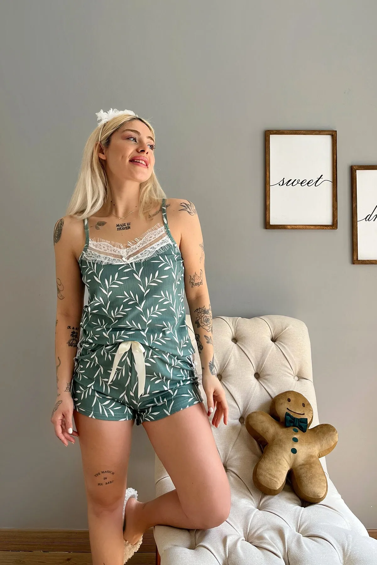 Pijamaevi  Grünes Olivenzweig-Pegasus-Pyjama-Set mit gestrickter Spitze und Seil-Hosenträgershorts