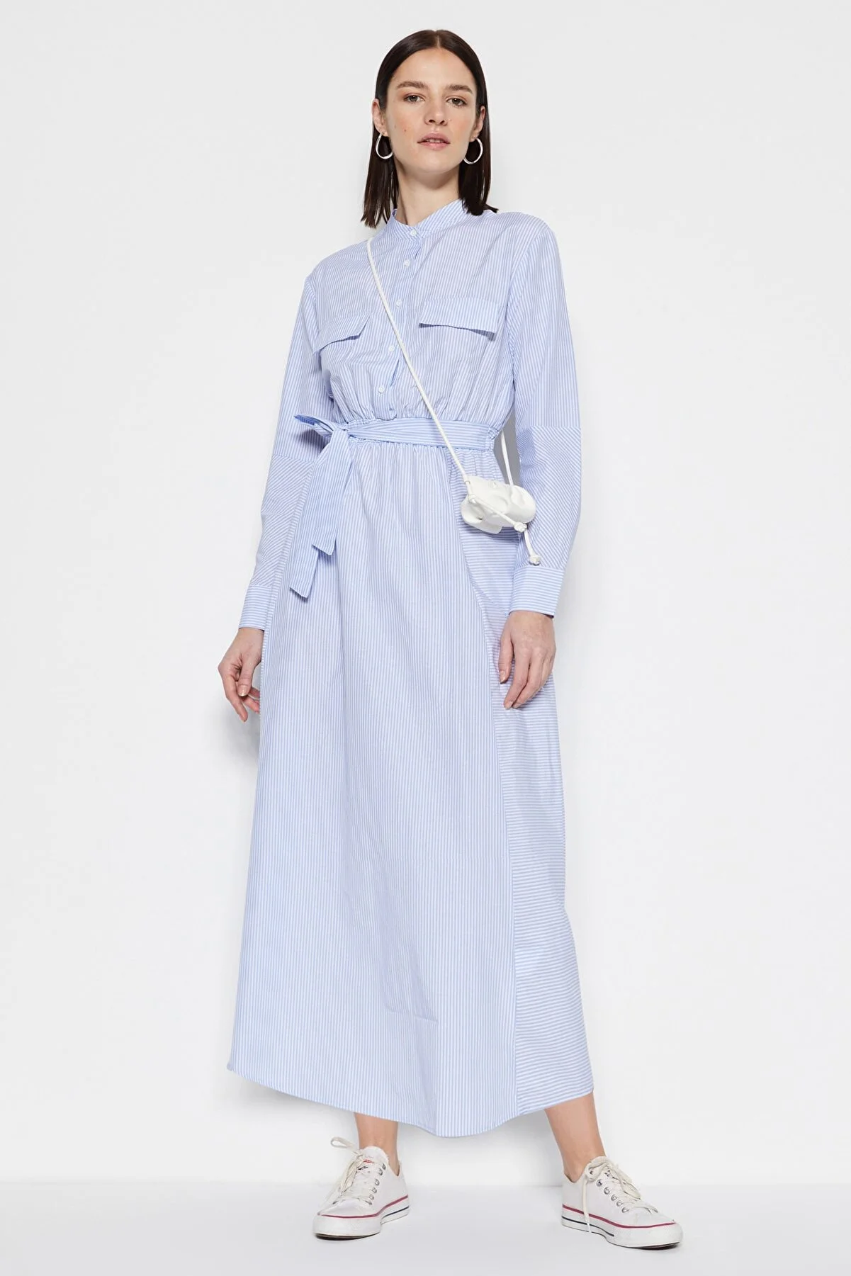 Trendyol Modest  Blaues, gestreiftes, gewebtes Kleid mit Gürtel und Taschendetail TCTSS23EB00065