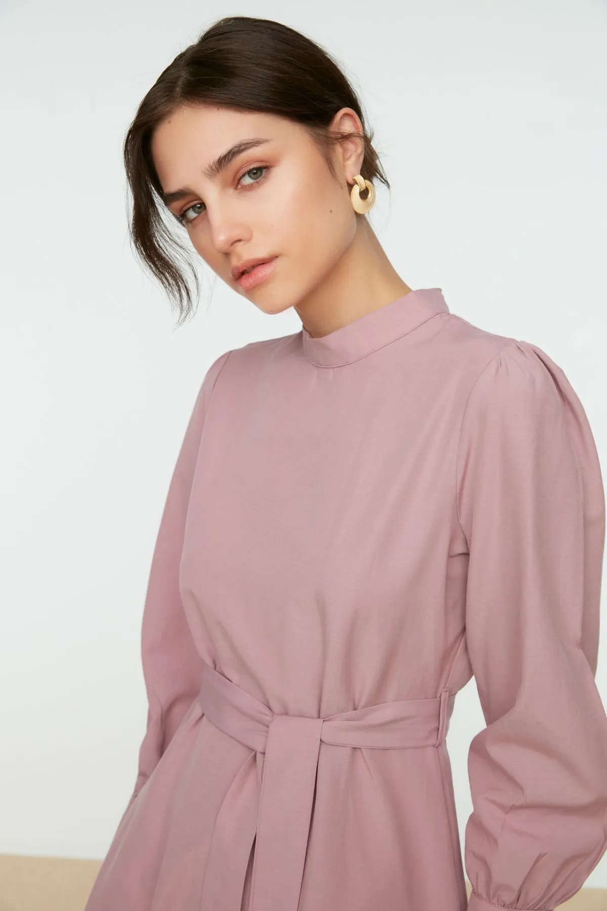 Trendyol Modest  Pflaumenfarbenes Kleid aus gewebter Baumwolle mit Stehkragen, Gürtel und breiten Manschetten TCTSS22EB0100