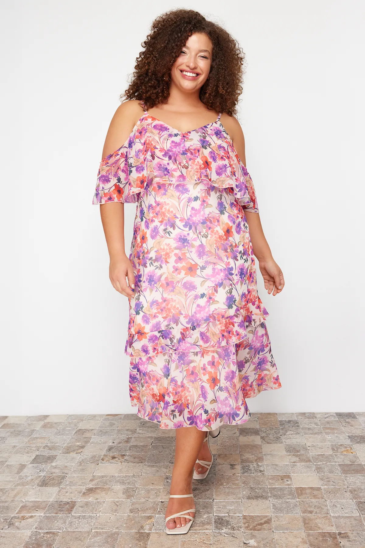Trendyol Curve  Ecrufarbenes, gewebtes Chiffonkleid in Übergröße
