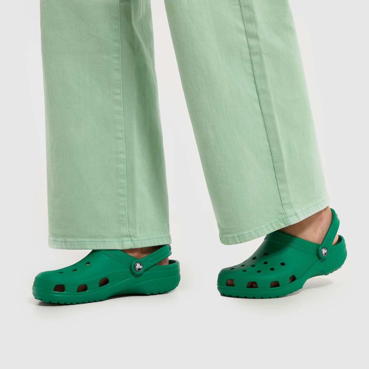 Crocs klasszikus klumpa szandál sötétzöld színben
