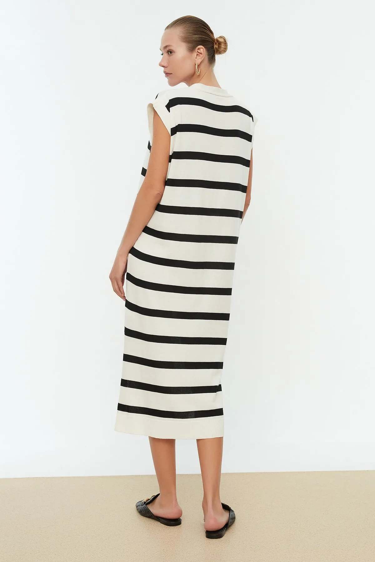 Trendyol Collection  Schwarzes Oversize-Midi-Strickkleid TWOSS22EL1076