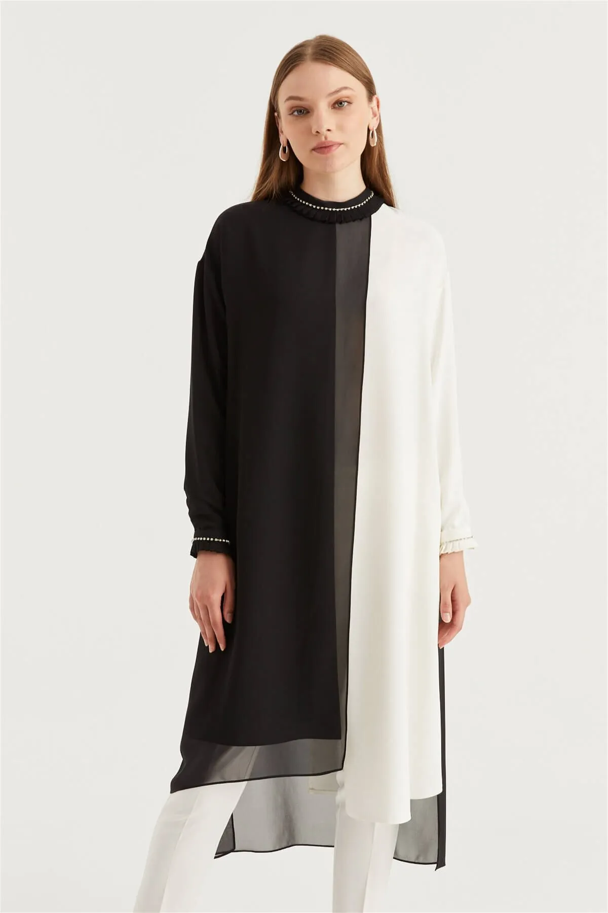 Zühre  Kragenbestickte, detaillierte Chiffon-Tunika in Schwarz/Ecru T-1094