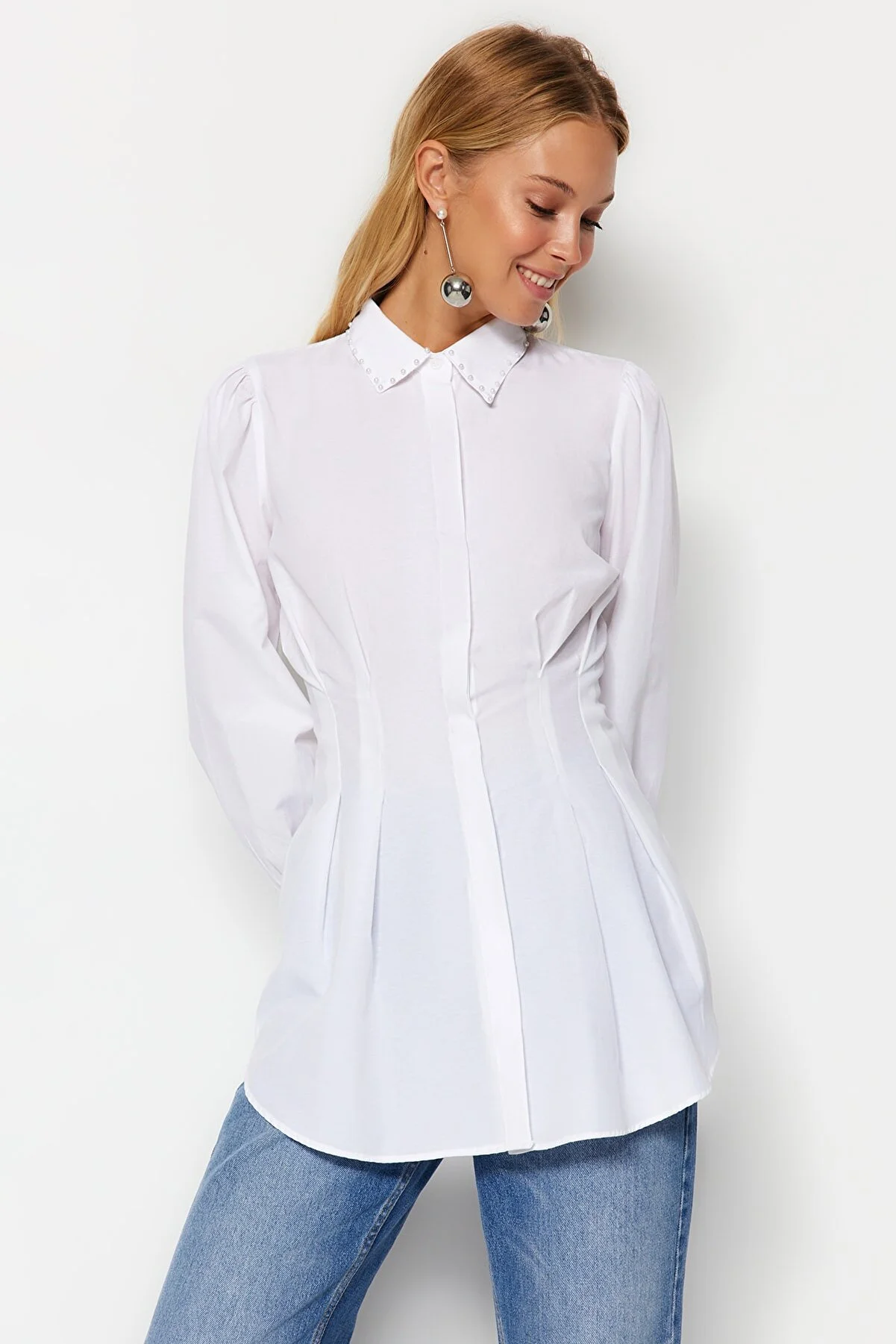Trendyol Modest  Weißes, tailliertes, gewebtes Hemd mit Perlendetail TCTAW24TG00027