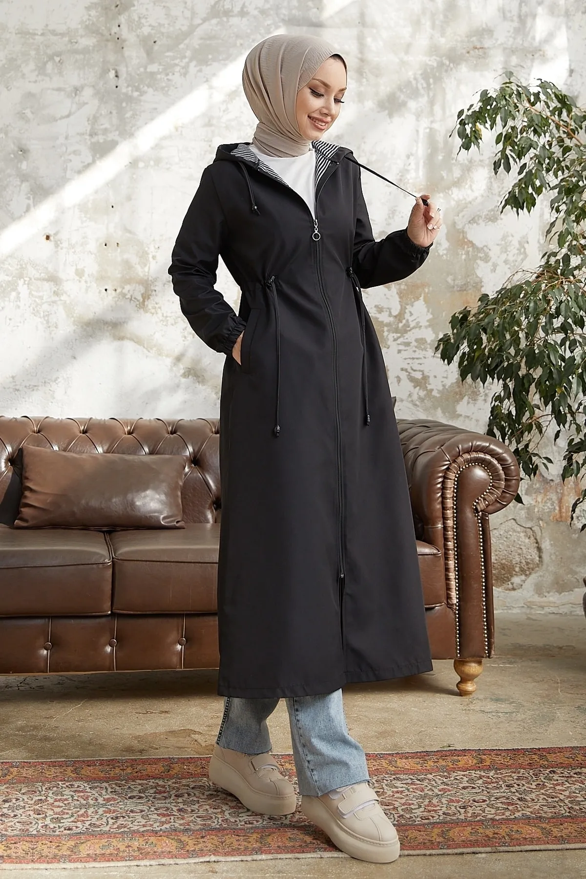 InStyle  Layisa gestreifter, gemusterter Trenchcoat mit geraffter Taille – Schwarz