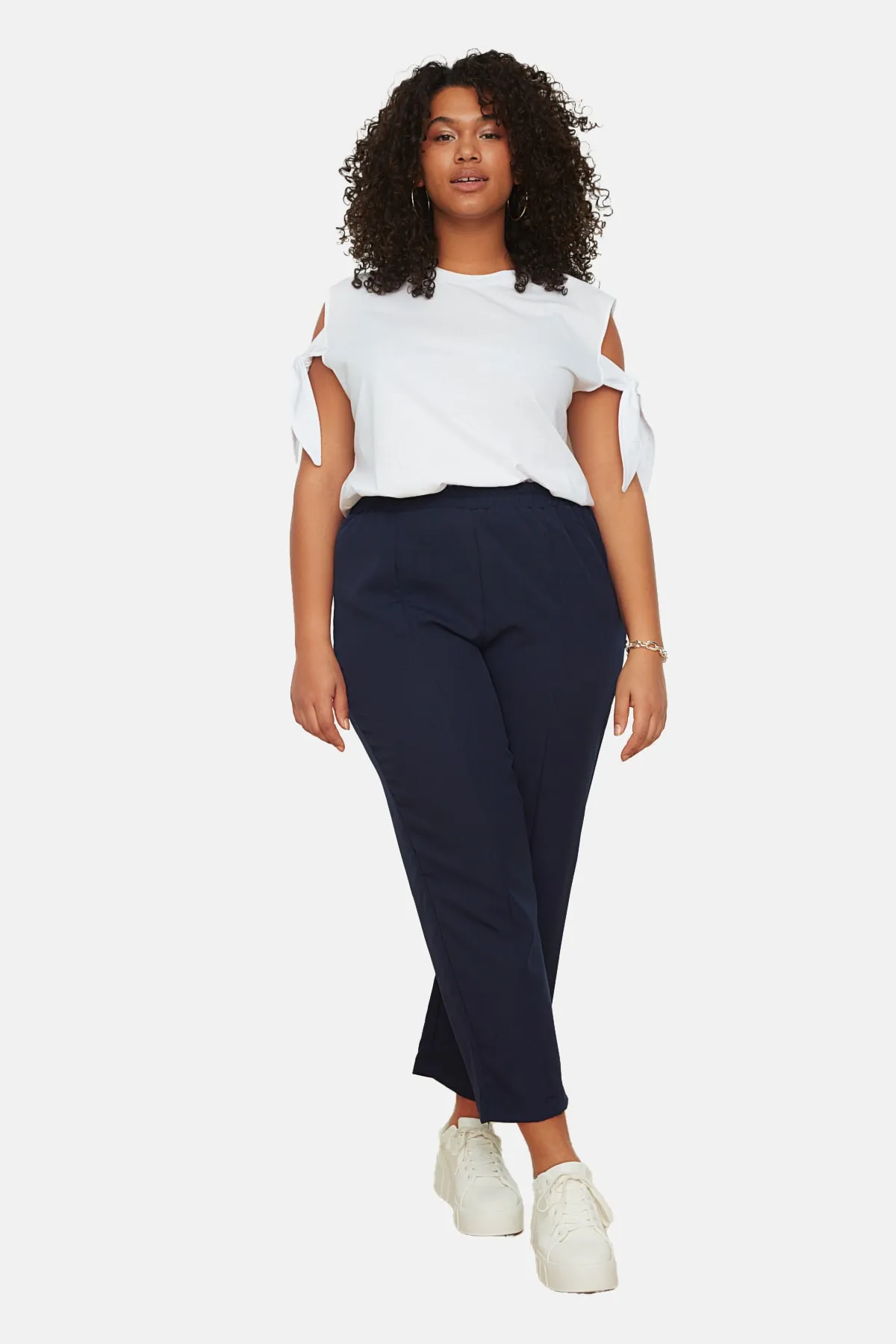 Trendyol Curve  Marineblaue Webhose mit elastischem Bund und Karottenschnitt TBBSS22AR0031