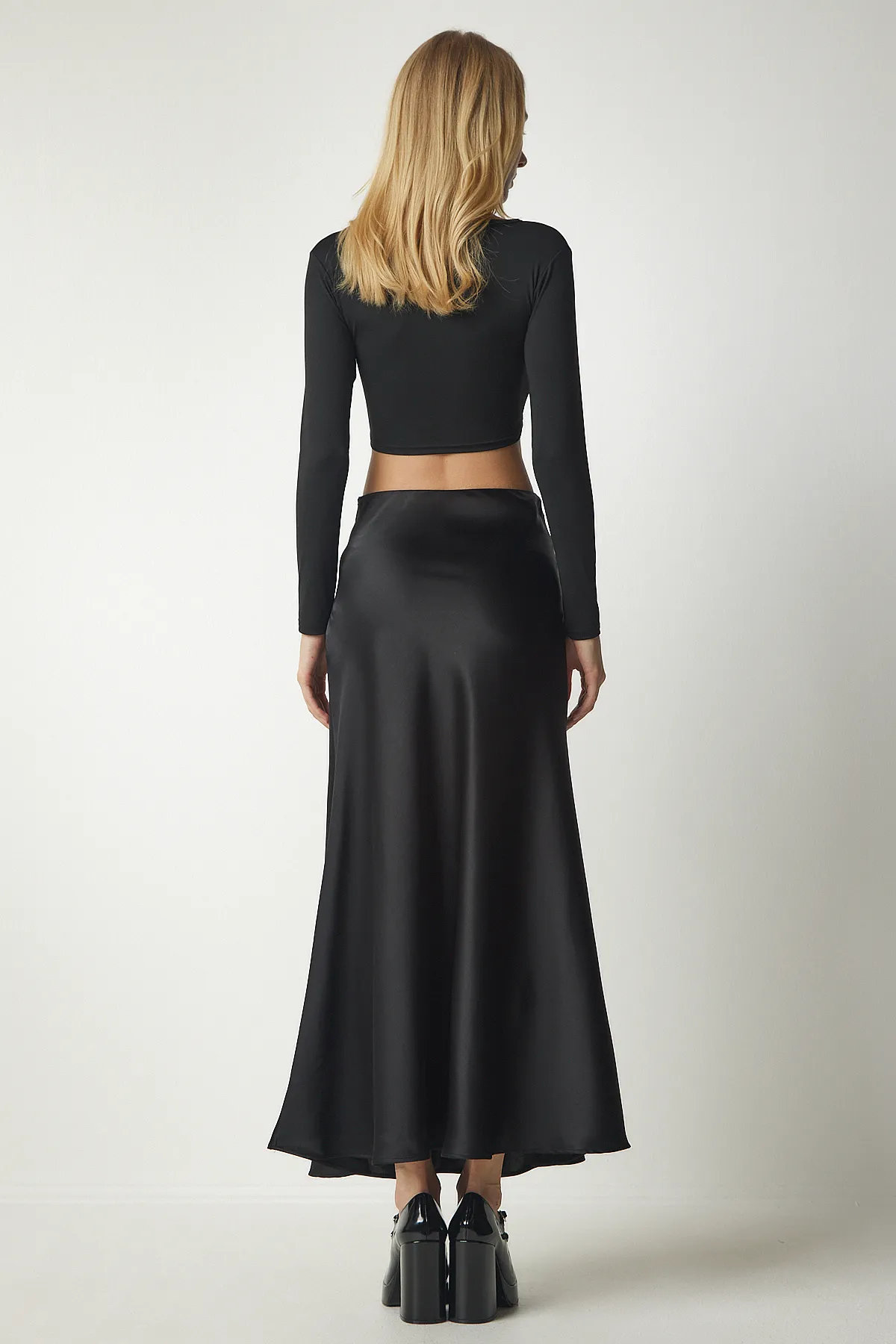 Happiness İstanbul  Langer Damenrock aus schwarzem Satin GK00013