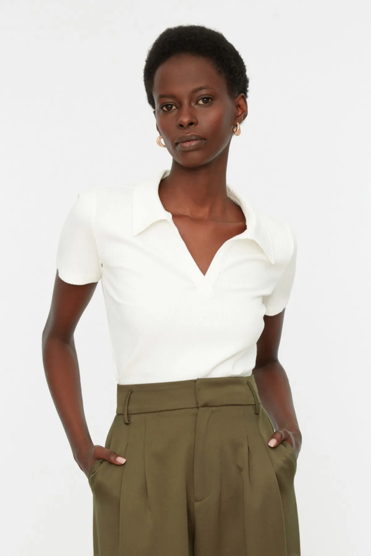 Trendyol Collection  Weiße, taillierte, kurze, gerippte, dehnbare Strickbluse mit Polokragen TWOSS21BZ0038