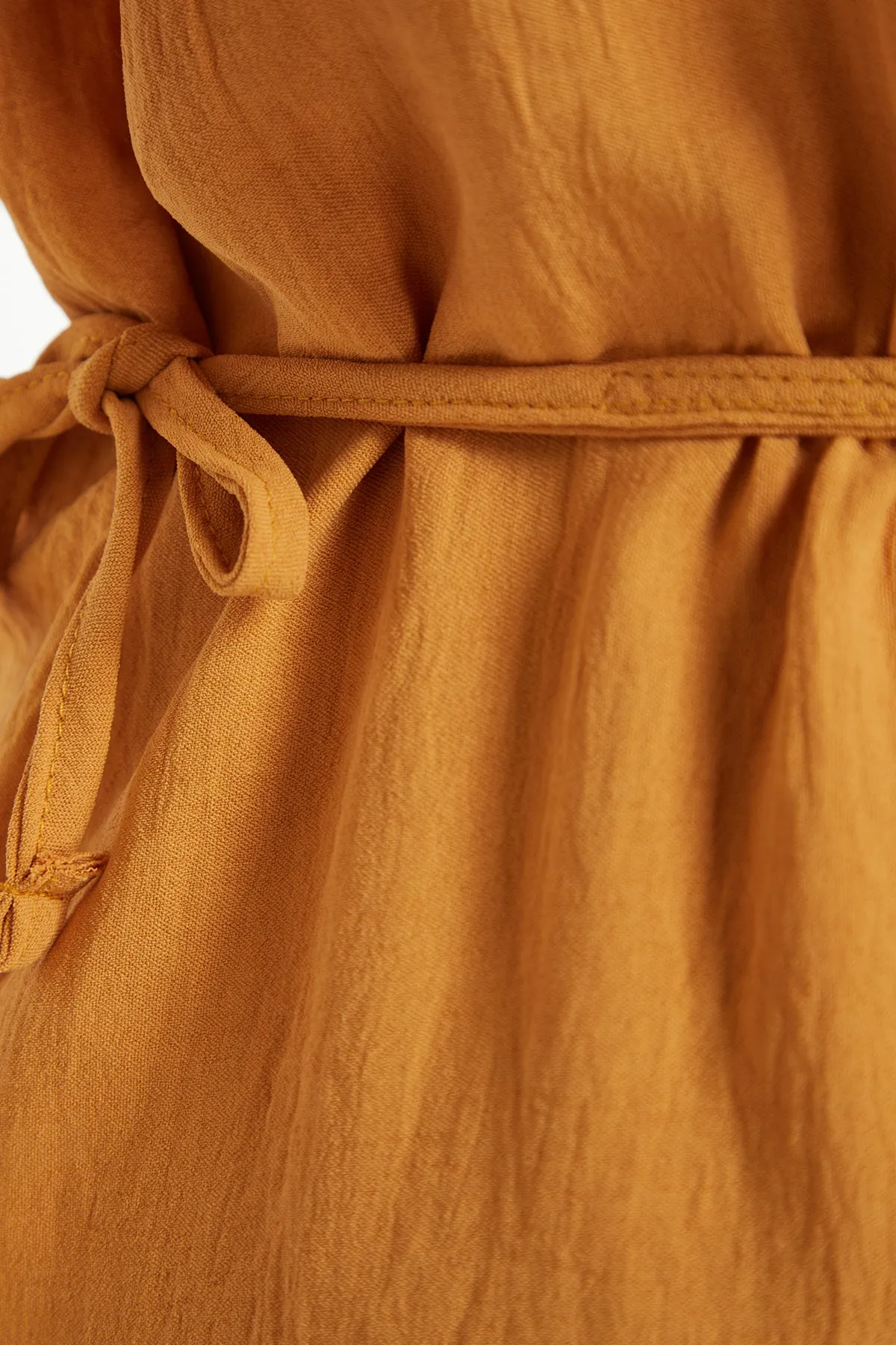 Trendyol Curve  Senffarbene, gewebte Bluse zum Binden mit V-Ausschnitt TBBSS22BZ0753