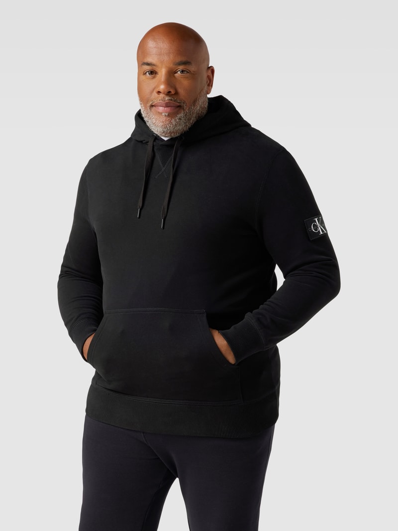 PLUS SIZE Hoodie mit Label-Patch in schwarz