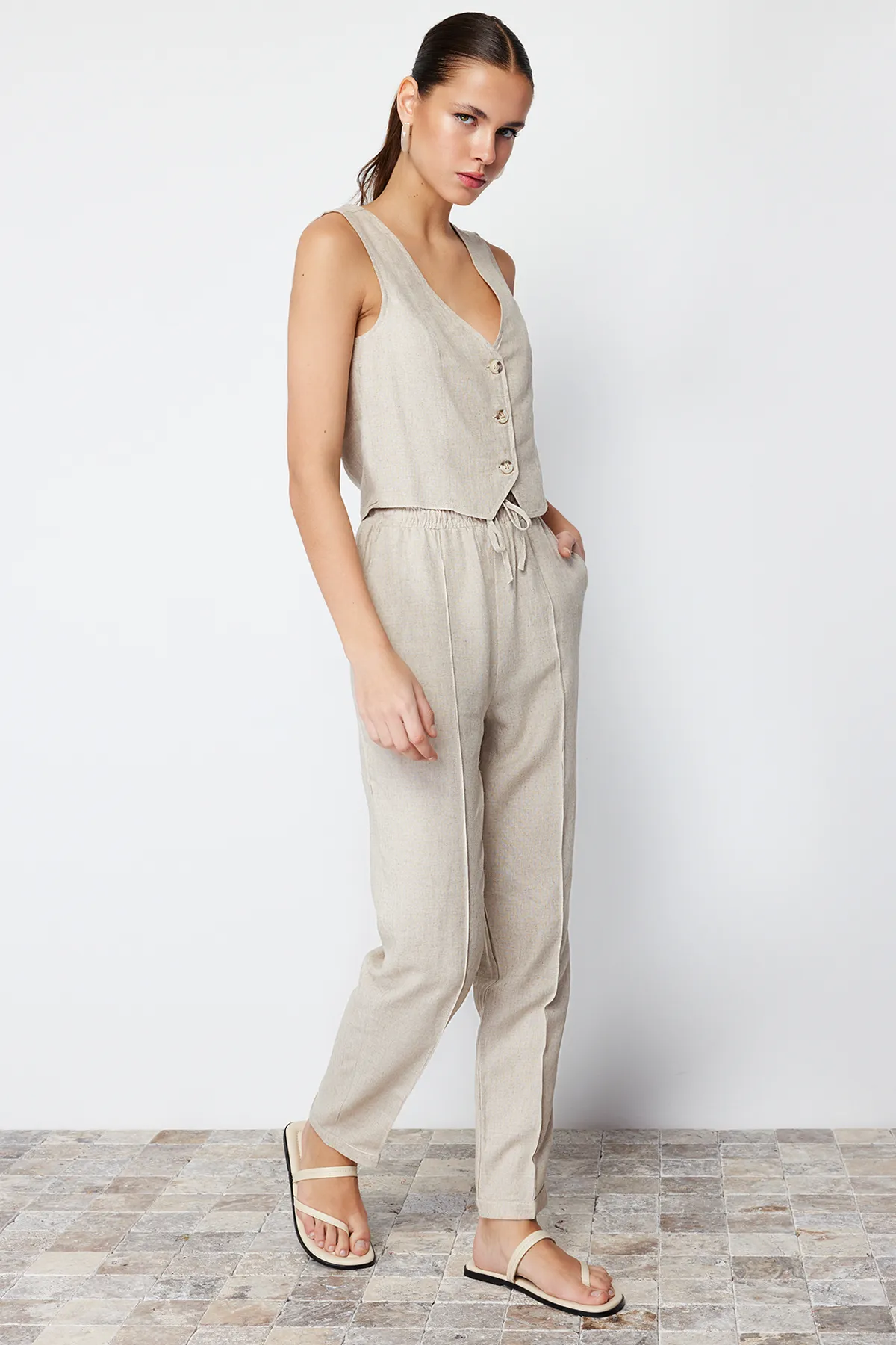 Trendyol Collection  Beige Hose aus Baumwollleinen mit geradem Schnitt und elastischem Bund TWOSS24PL00063