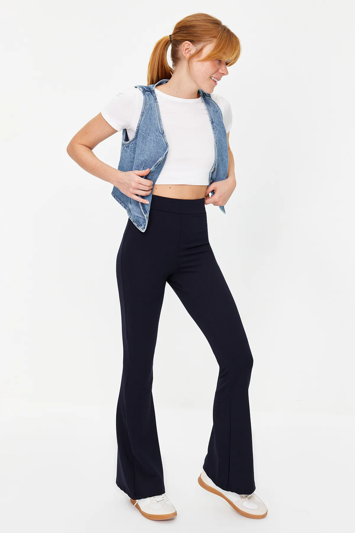 Trendyol Collection  Marineblaue, gerippte, ausgestellte/spanische Leggings mit hoher Taille und dehnbarer Strick-Leggings TWOSS23PL00135