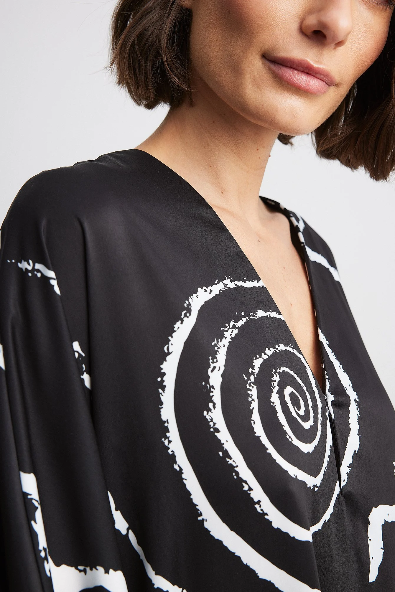 Fließendes Kimono-Maxikleid