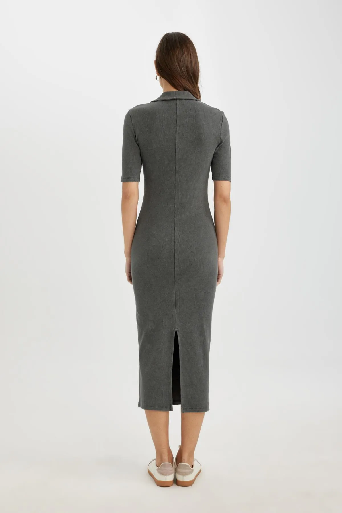DeFacto  Figurbetontes, geripptes Camisole-Midikleid mit Rollkragen und kurzen Ärmeln C2893AX24SP