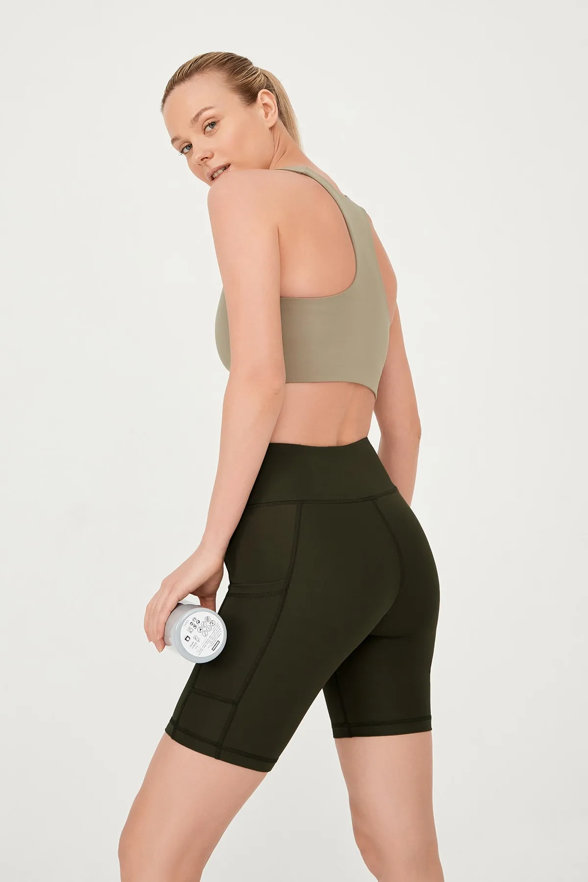 LOS OJOS  Dunkelkhakifarbene, glättende Biker-Shorts mit doppelter Tasche und kurzer Sportstrumpfhose für Damen mit hoher Taille