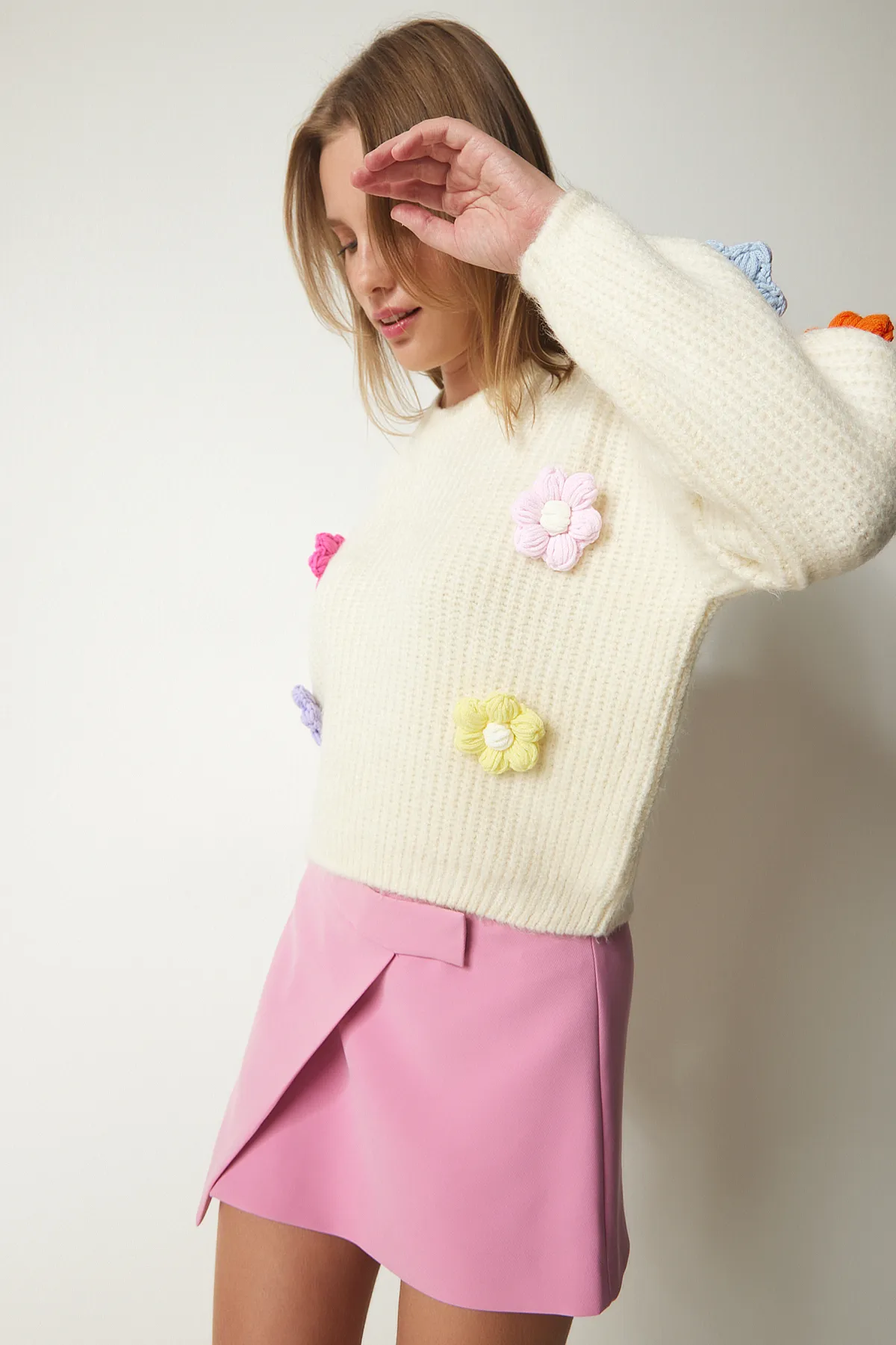 Happiness İstanbul  Ecrufarbener Oversize-Strickpullover mit Blumen-Accessoires für Damen PF00031