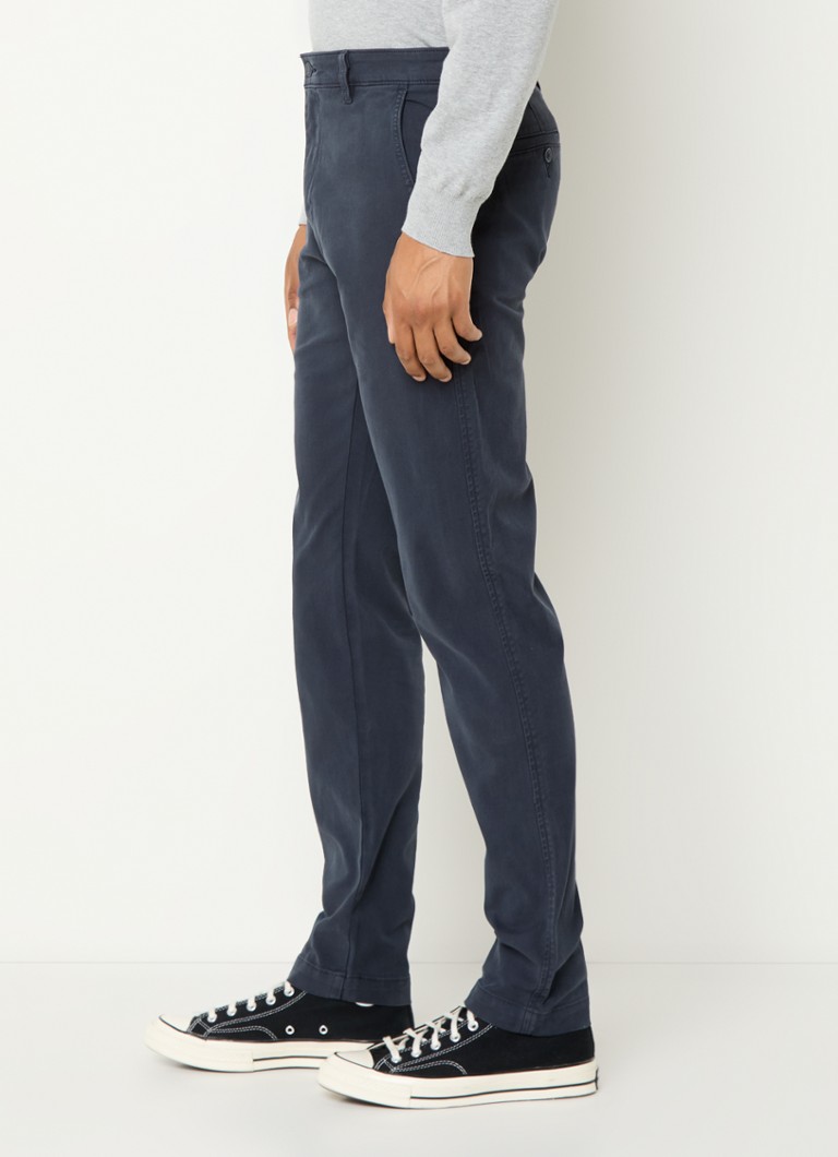 Pantaloni chino Levi's XX cu croială conică pe picioare și buzunare cusute.
