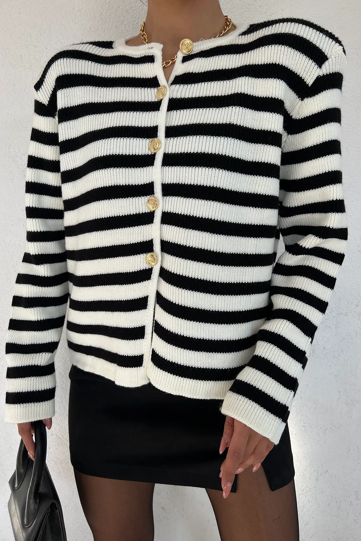 LE CARAMBOLE  Damen-Cardigan aus geripptem Strick mit Rundhalsausschnitt, weiß und schwarz gestreift