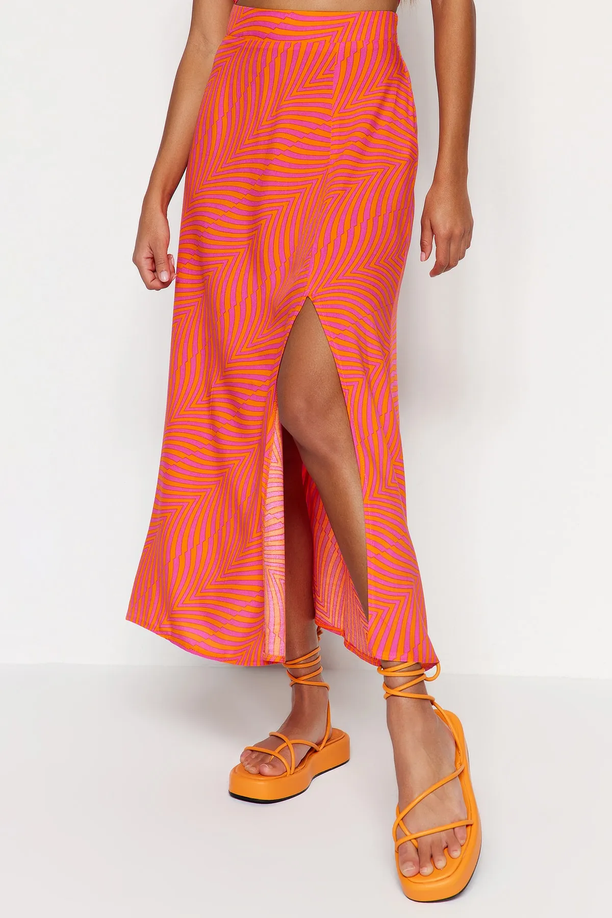 Trendyol Collection  Oranger Midirock aus gewebtem Viskosestoff mit Schlitzdetail und geometrischem Muster TWOSS23ET00017