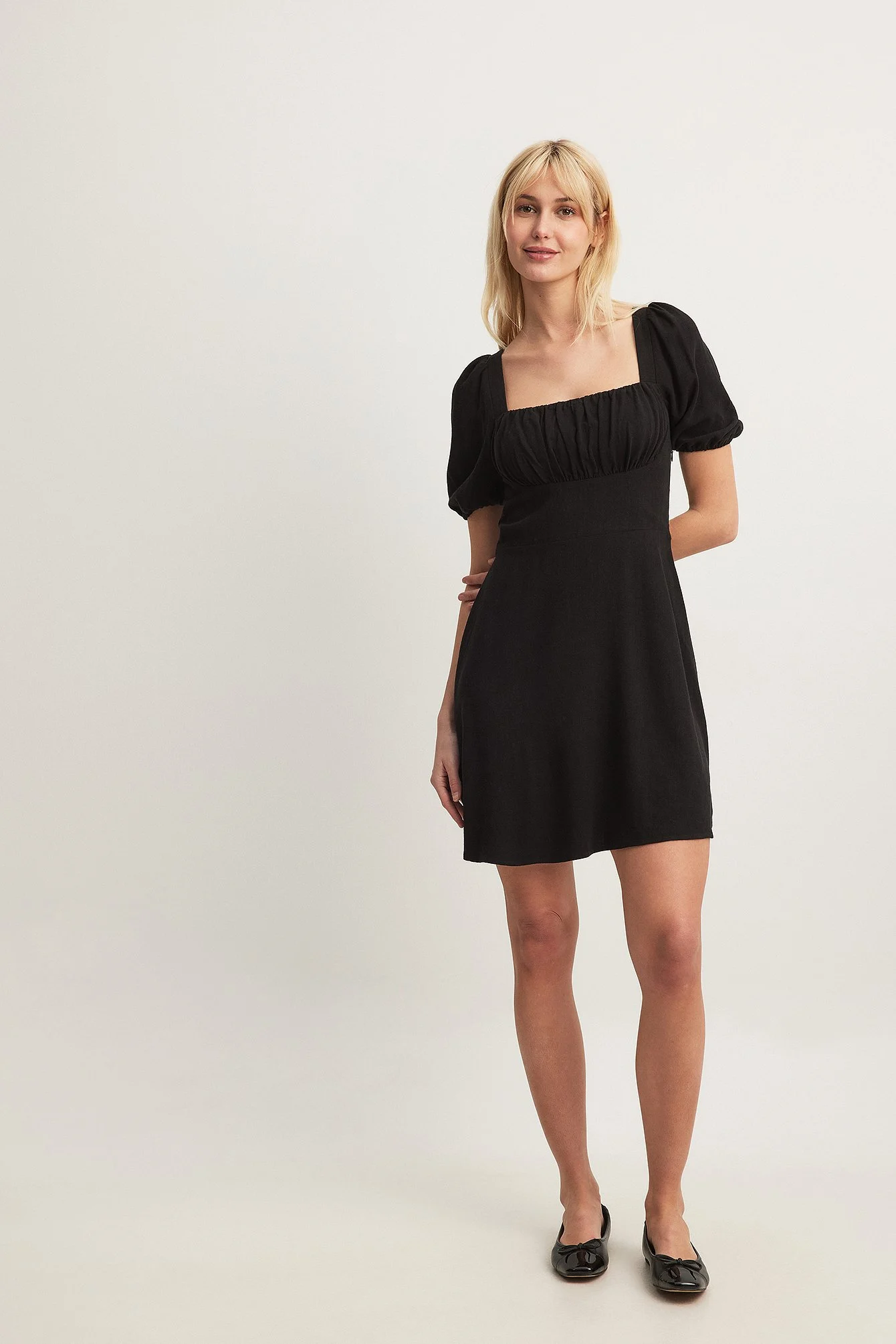 Minikleid mit Schnürung hinten und Puffärmeln