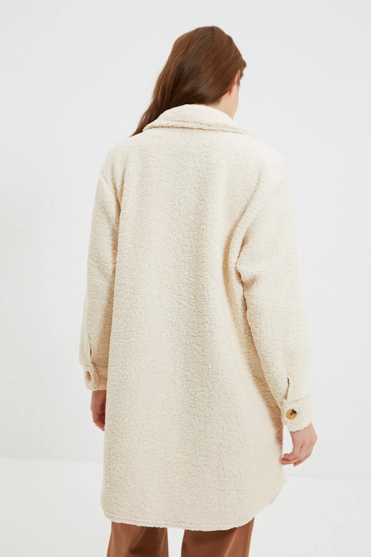 Trendyol Modest  Beigefarbener Plüschmantel mit Hemdkragen und zwei Taschen TCTAW22MT0007