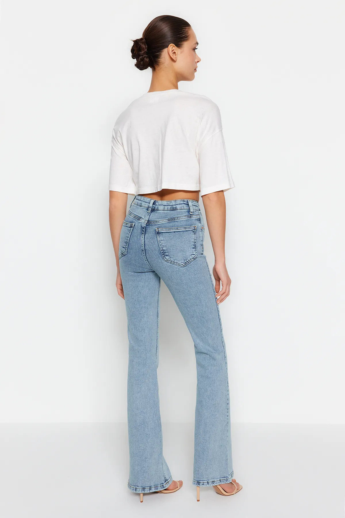 Trendyol Collection  Blaue Schlagjeans mit hoher Taille TWOSS24JE00043