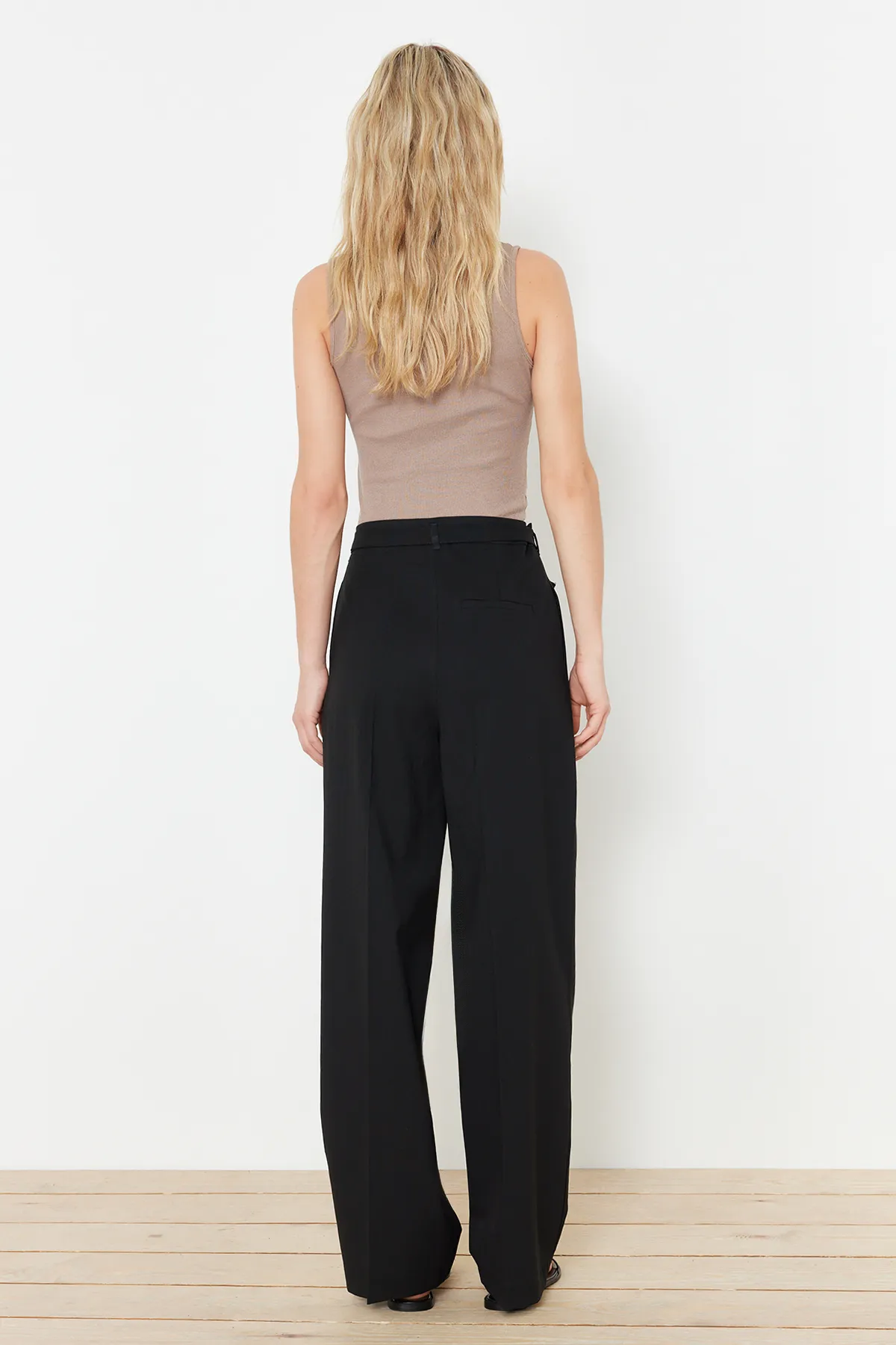 Trendyol Collection  Schwarze gerade/gerade geschnittene Hose mit Gürteldetail TWOSS24PL00023