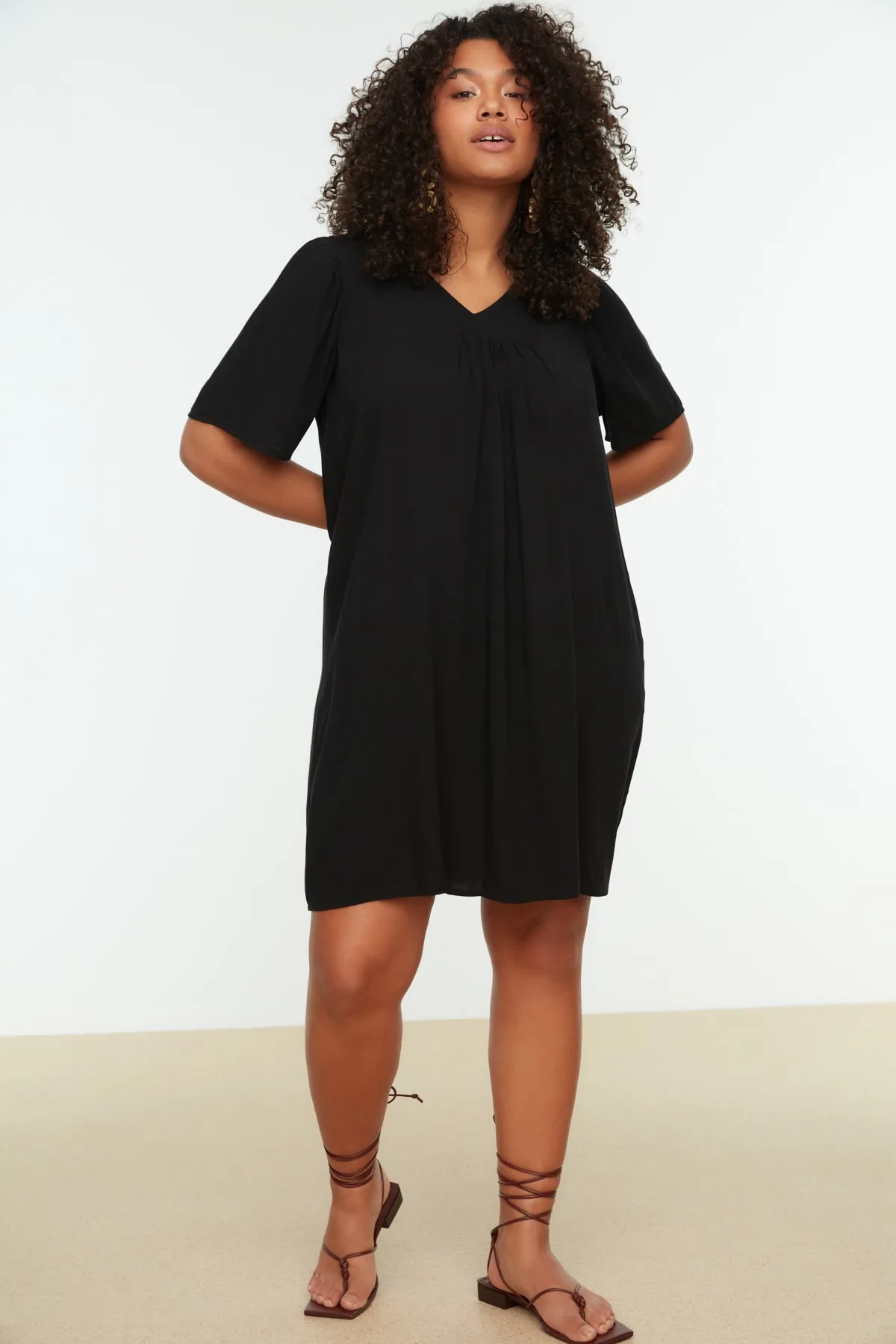 Trendyol Curve  Schwarzes, übergroßes, gewebtes Kleid mit V-Ausschnitt TBBSS22EL0537
