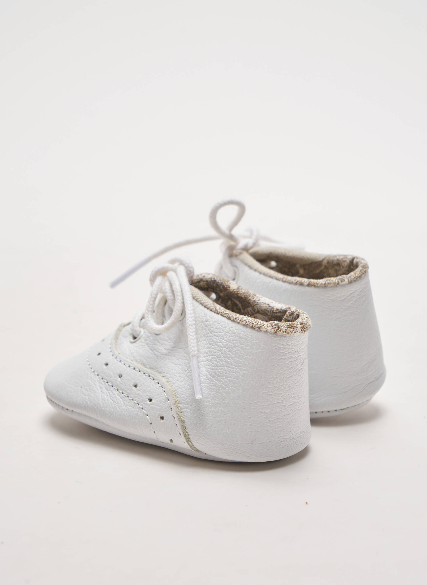 Le Petit Fils Du Cordonnier Chaussons Enfant couleur blanc