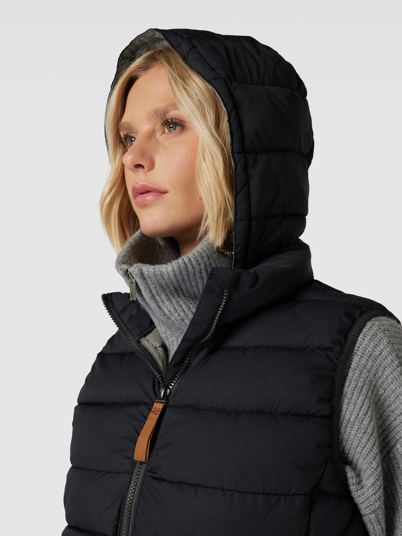 Steppweste mit Label-Patch in schwarz