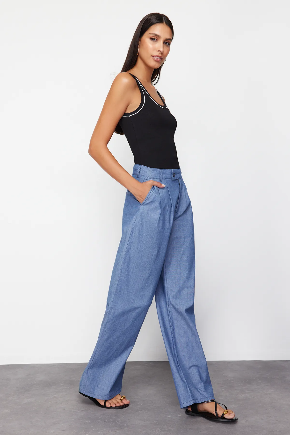 Trendyol Collection  Dunkelblaue Jeans mit weitem Bein und hoher Taille und Falten TWOSS24JE00280