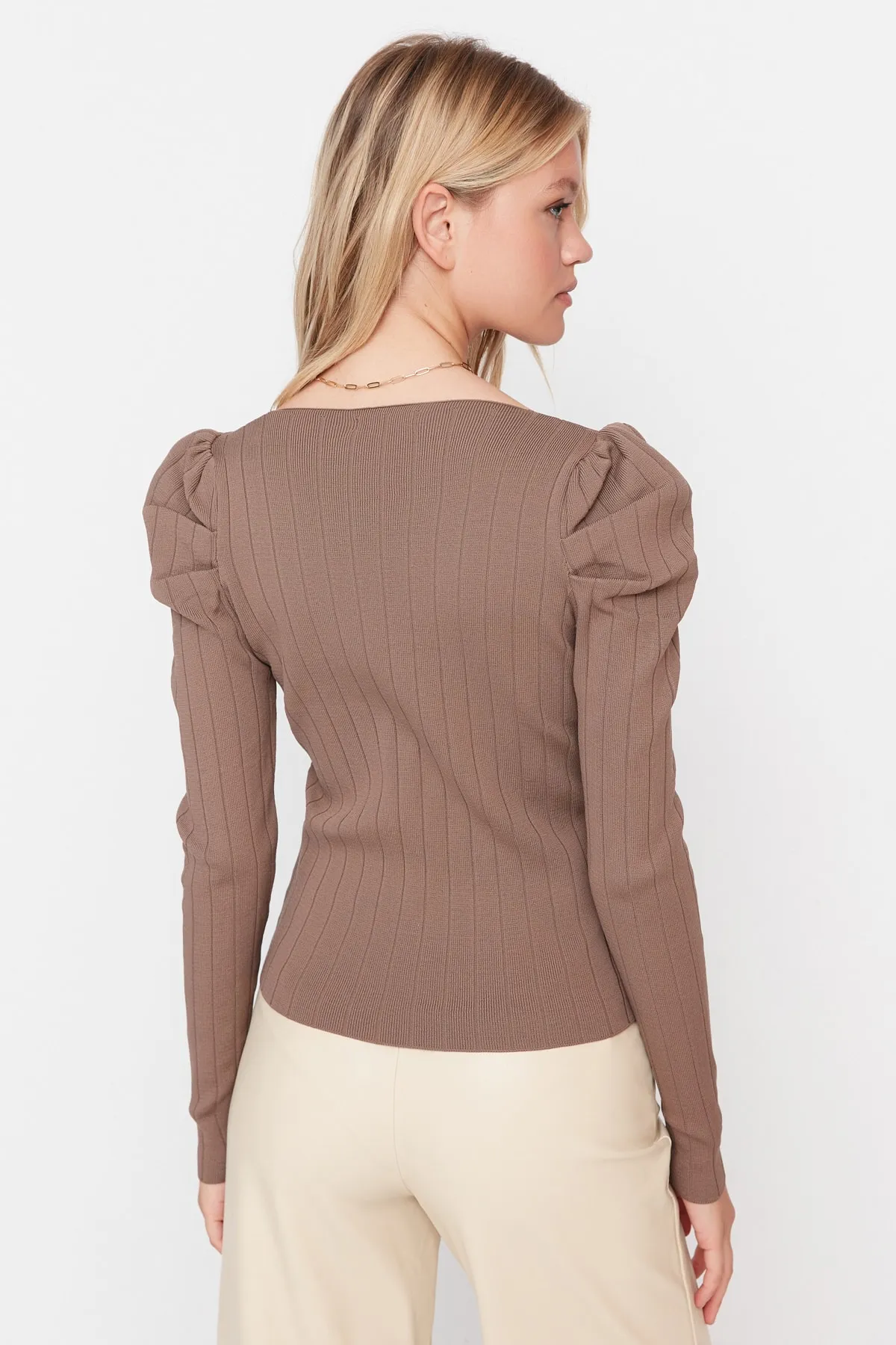 Trendyol Collection  Nerzfarbener Strickpullover mit gerafftem, quadratischem Kragen TWOAW21KZ0649